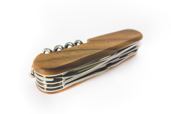 Beskrivning av bild. brown and silver safety pin