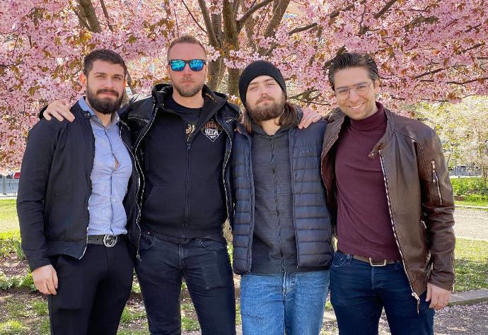Beskrivning av bild. Sam, Molle, Noel och Fadi, praktikanter på Vertel - experter på affärssystemet Odoo i Sverige
